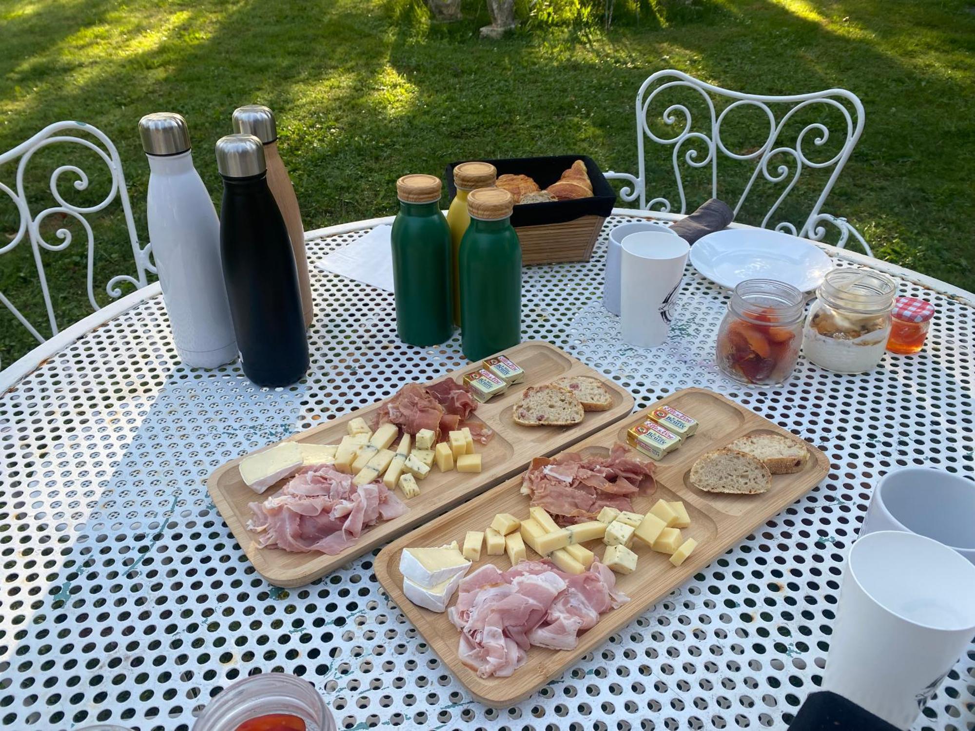 La Roulotte Deluxe De Malpas Bed & Breakfast Quingey ภายนอก รูปภาพ